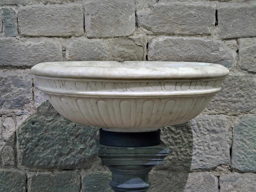 Pila di acquasantiera